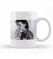 Finn Wolfhard And Roses Kupa Bardak Porselen