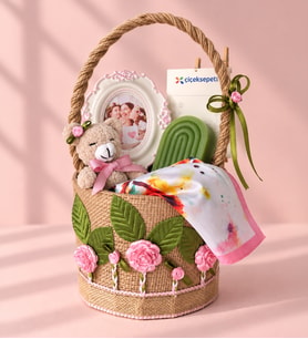Ng Gifts Premium Pembe Gül Süslemeli Silindir Sepette Ayıcıklı, Kişiye Özel Fotoğraf Çerçeveli ve Fularlı Hediye Seti