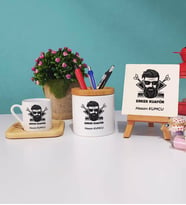 Erkek Kuaförü Tasarımlı Kişiye Özel Hediye Erkek Kuaförü Ahşap Altlıklı Türk Kahvesi Fincanı Kalemlik Dekoratif Taş Baskı Hediye Seti