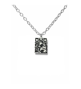 QR Karekod Figürlü Metal Kolye – 60 cm Zincirli Unisex Aksesuar (Gümüş)