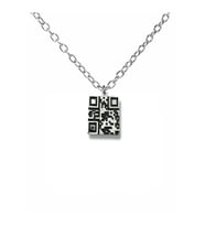 QR Karekod Figürlü Metal Kolye – 60 cm Zincirli Unisex Aksesuar (Gümüş)