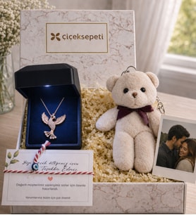 Işıklı Kutuda 925 Ayar Gümüş Zümrüdü Anka Kuşu Kadın Kolye & Kişiye Özel Polaroid Fotoğraf & Peluş Ayıcık Anahtarlık & Marteniçka Bileklik Hediye