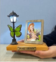 Kişiye Özel Masa Lambası Yazılı ve Fotoğraflı Ahşap Kaideli Ahşap Fotoğraf Çerçeveli