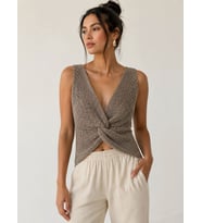 Twist Knot Detaylı Premium Kadın Triko Bluz – V Yaka Örgü Dokulu Şık Crop Tasarım