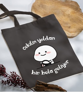 BK Gift Bir Bela Geliyor Tasarımlı Antrasit Kumaş Bez Çanta, Baskılı Omuz Çantası, Alışveriş Çantası, Anneye Hediye-1
