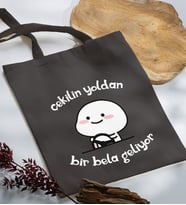 BK Gift Bir Bela Geliyor Tasarımlı Antrasit Kumaş Bez Çanta, Baskılı Omuz Çantası, Alışveriş Çantası, Anneye Hediye-1