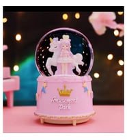 Unicorn Ve Sevimli Kız Işıklı Müzikli Püskürtmeli Büyük Boy Kar Küresi