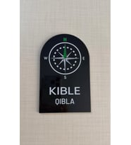 Kıble Yön Levhası Pusula Görselli Evrensel Universal Otel Yurt İşyeri Antrasit Kendinden Yapışkanlı