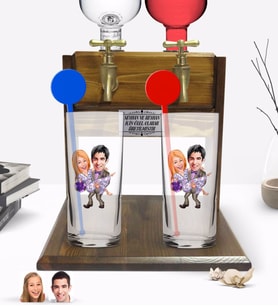 BK Gift Kişiye Özel Renkli Baskılı Sevgililer Karikatürlü İkili Vodka Bardağı ve Çift Musluklu Doğal Ahşap Vodka Standı-56 (Model 1)