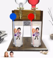 BK Gift Kişiye Özel Renkli Baskılı Sevgililer Karikatürlü İkili Vodka Bardağı ve Çift Musluklu Doğal Ahşap Vodka Standı-56 (Model 1)