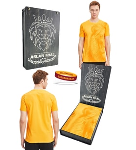 Galatasaray Orijinal Lisanslı Aslan Baskılı Sarı T-Shirt + Bileklik Set Hediyelik Ahşap