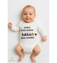 “Herkes Bıksa Benden, Babam Bana Doyamaz” Yazılı %100 Pamuk Zıbın Uzun Kollu Çıtçıtlı Bebek Body (Beyaz)