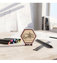 Hat Sanatı ve Bismillah Temalı Dekoratif Masaüstü Süsü, Çalışma Alanlarınıza Huzur Katan Modern Bir Tasarım 10x10 cm, Pudra