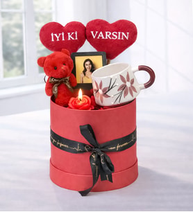 Kişiye Özel İyi ki Varsın Tasarımlı Fotoğraflı,Kırmızı Mum,Ayıcık Anahtarlık Ve El Yapımı Fincan Seti