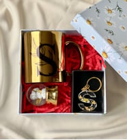 Kişiye Özel Özel Kutulu Gold Epoksi Anahtarlık Kupa Ve Mini Melek Kar Küresi Hediye Seti