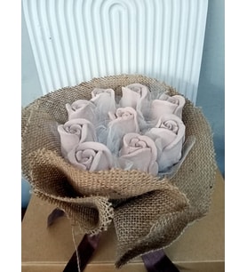 Özel Jüt Saksıda Buket Formunda Gonca Güller Kokulu Taş Hediyelik (Kahverengi)