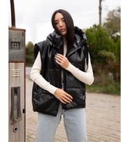 Deseo Boutique Kadın Siyah Renk Suni Deri Kapşonlu Cepli Kolsuz Yelek Mont