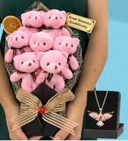 Kişiye Özel Büyük Boy 7'li Peluş Ayıcık Buketi ve Zümrüdü Anka Kuşu Kolyesi (Model 1)