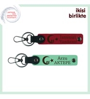 Üzerine İsim Yazılan Çocuk Ve Ayyıldız Tasarımlı Kişisel Deri Anahtarlık Seti x2, Kırmızı-Yeşil