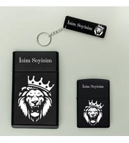 Kral Aslan Desenli Kişiye Özel İsimli Metal Tabaka, Benzinli Çakmak Ve Pleksi Anahtarlık Seti (Siyah)