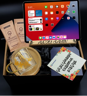 Kişiye Özel Ahşap Tablet Tutacağı & Gold Baskılı Bambu Tabaklı Cam Fincan & 2 Adet Türk Kahvesi Hediye Seti