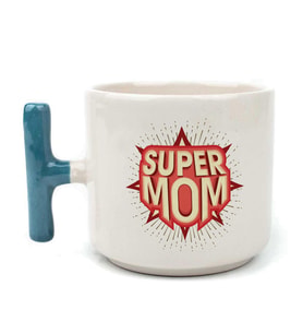 Süper Mom Kırmızı Baskılı Mavi Kulplu T Kupa