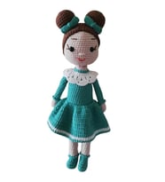 Kahverengi Saçlı Zümrüt Yeşili Elbiseli Sude Bebek Amigurumi Organik Oyuncak
