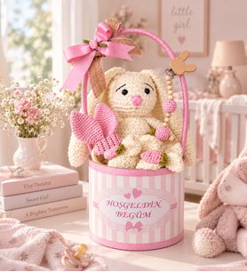 Premium Kişiye Özel İsimli Silindir Hediye Kutusunda Pembe Tavşan Temalı Amigurumi ve Patikli Hoş Geldin Kız Bebek Hediye Seti