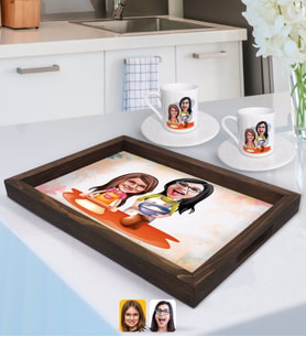 BK Gift Kişiye Özel Anne Kız Karikatürlü Doğal Ahşap Tepsi ve 2’li Kahve Fincan Seti-2