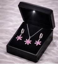 Işıklı Özel Hediye Kutusunda 925 Ayar Gümüş Lotus Çiçeği Kadın Kolye & Küpe Set Farklı Renk Seçenekli (Pembe)