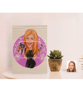 BK Gift Kişiye Özel Kadın Güzellik Uzmanı Karikatürlü Otantik Masaüstü Ahşap Palet Çerçeve-1 (Beyaz)