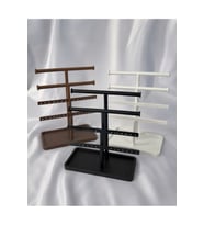 Şık Kahverengi Takı Standı, Düzenli ve Estetik Saklama Çözümü