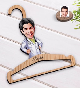 BK Gift Kişiye Özel Erkek Doktor Karikatürlü Standart Boy Ahşap Elbise Askısı-1