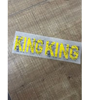 2 ADET KESİLEBİLİR ÜTÜ İLE YAPIŞAN KİNG YAZILI ARMA TRANSFER BASKI 22X5 CM