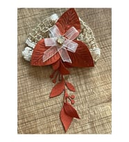KİREMİT YAPRAKLI ZİRKON TAŞLI  JÜT İPLİ DANTEL KURDELE TASARIM ARAJMAN ÇİÇEK İĞNELİK BROŞ 10X10 CM