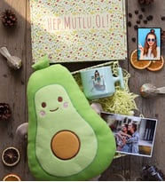 Kişiye Özel Karikatürlü Venedik Aşığı Arkadaşa Hediye Hediye Kutusu - Kişiye Özel T Pastel Kupa, Peluş Yastık, Fotoğraf 1 Adet Doğum Günü Hediyesi