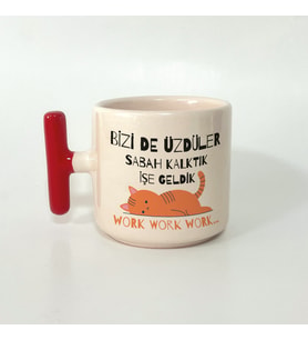 Kişiye Özel Bizi De Üzdüler Turuncu Kedi Baskılı Kırmızı Kulplu T Kupa (Beyaz)