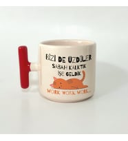 Kişiye Özel Bizi De Üzdüler Turuncu Kedi Baskılı Kırmızı Kulplu T Kupa (Beyaz)