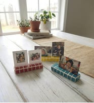 El Yapımı Mozaik Seramik 3'lü Set Fotoğraf Standı – Renkli Polaroid & Instax Sergileme