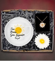Kişiye Özel Papatya Kolye&Kişiye Özel Gün Işığı Fincan&Papatya Mum Hediye Seti