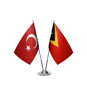 Doğu Timor İkili Masa Bayrağı