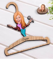BK Gift Kişiye Özel Şarkı Söyleyen Kız Karikatürlü Standart Boy Ahşap Elbise Askısı-1