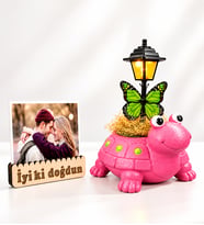 Doğum Günü Hediyesi Kişiye Özel Fotoğraflı Sevimli Pembe Kaplumbağa Masa Lambası ve İyi Ki Doğdun Fotoğraf Tutucu