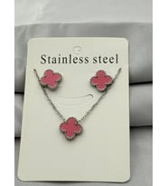 Kadın Yonca Figürlü Mineli Çelik Kolye Küpe Set (Pembe)