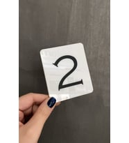 Beyaz Minimal Seri Kapı Numarası