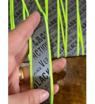 EN 3 CM NEON RENK GECE GÖRÜŞLÜ YAZILI ŞERİT DİKİŞ GİYİM APLİKE (1METRE)