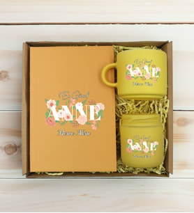 BK Gift Kişiye Özel İsimli DTF Anne Temalı Sarı Defter & Kahve Fincanı & Mum Hediye Seti-4, Anneye Hediye, Anneler Günü Hediyesi