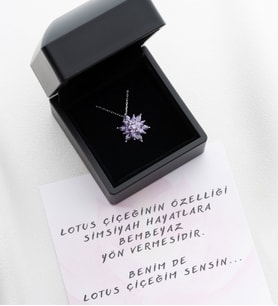 Saklı Takı 925 Ayar Gümüş Işıklı Kutuda Buzlu Lila Lotus Çiçeği Kolye