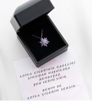 Saklı Takı 925 Ayar Gümüş Işıklı Kutuda Buzlu Lila Lotus Çiçeği Kolye