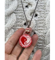 Hediye Kutusunda El Yapımı Sevgililer Günü Kolyesi - Kalp Yin Yang (Kırmızı)
